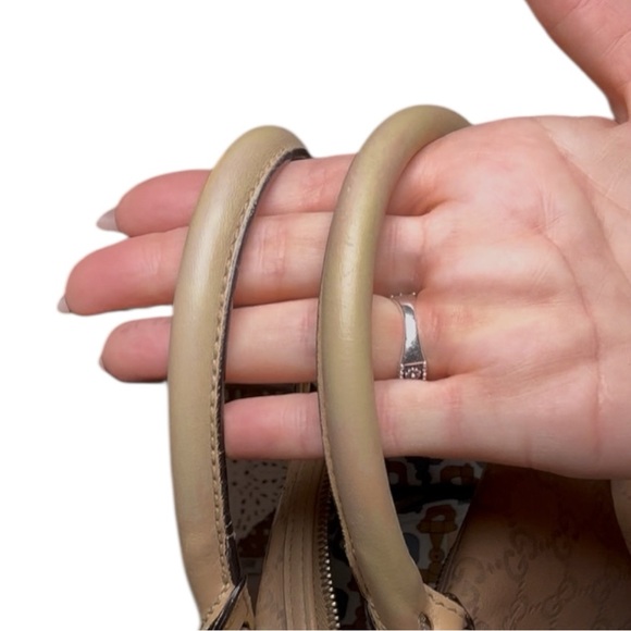 Gucci Guccissima embossed leather Boston bag crafted in beige - Picture 8 of 8